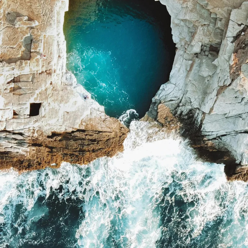 Tablou Canvas, "Tunelul albastru al mării agitate", Stâncă, Grota, Ocean, Valuri, Spumă, Turcoaz, Natură, Dramatic, Pitoresc, Contrast., 50 x 50 cm – poza 2