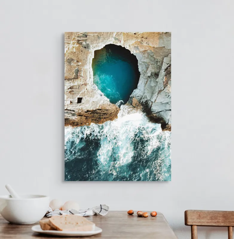 Tablou Canvas, "Tunelul albastru al mării agitate", Stâncă, Grota, Ocean, Valuri, Spumă, Turcoaz, Natură, Dramatic, Pitoresc, Contrast., 50 x 70 cm – poza 3