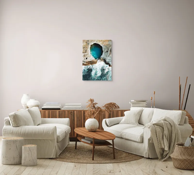 Tablou Canvas, "Tunelul albastru al mării agitate", Stâncă, Grota, Ocean, Valuri, Spumă, Turcoaz, Natură, Dramatic, Pitoresc, Contrast., 50 x 70 cm – poza 4