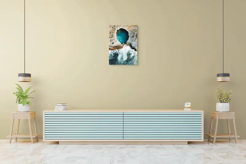 Tablou Canvas, "Tunelul albastru al mării agitate", Stâncă, Grota, Ocean, Valuri, Spumă, Turcoaz, Natură, Dramatic, Pitoresc, Contrast., 50 x 70 cm – poza 6