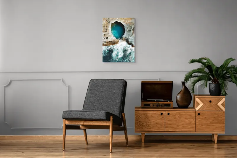 Tablou Canvas, "Tunelul albastru al mării agitate", Stâncă, Grota, Ocean, Valuri, Spumă, Turcoaz, Natură, Dramatic, Pitoresc, Contrast., 50 x 70 cm – poza 8