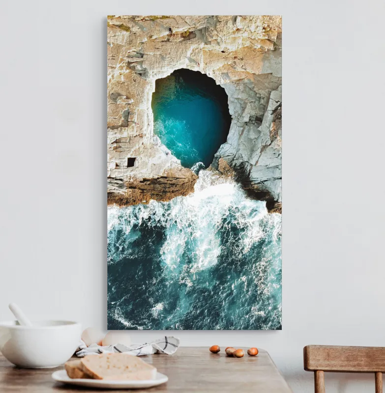 Tablou Canvas, "Tunelul albastru al mării agitate", Stâncă, Grota, Ocean, Valuri, Spumă, Turcoaz, Natură, Dramatic, Pitoresc, Contrast., 50 x 90 cm – poza 3