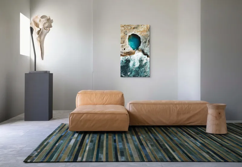Tablou Canvas, "Tunelul albastru al mării agitate", Stâncă, Grota, Ocean, Valuri, Spumă, Turcoaz, Natură, Dramatic, Pitoresc, Contrast., 50 x 90 cm – poza 5