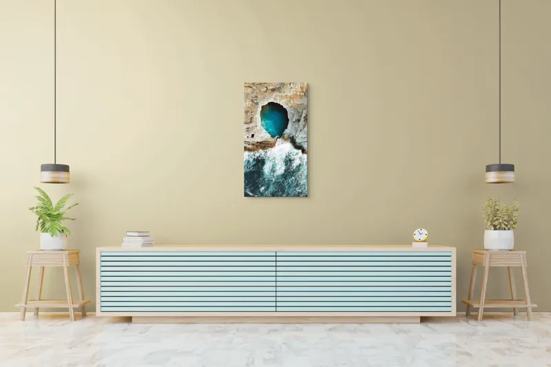 Tablou Canvas, "Tunelul albastru al mării agitate", Stâncă, Grota, Ocean, Valuri, Spumă, Turcoaz, Natură, Dramatic, Pitoresc, Contrast., 50 x 90 cm – poza 6