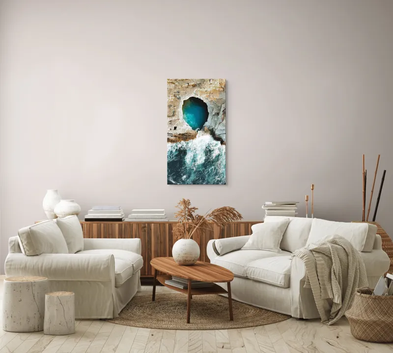 Tablou Canvas, "Tunelul albastru al mării agitate", Stâncă, Grota, Ocean, Valuri, Spumă, Turcoaz, Natură, Dramatic, Pitoresc, Contrast., 50 x 90 cm – poza 7