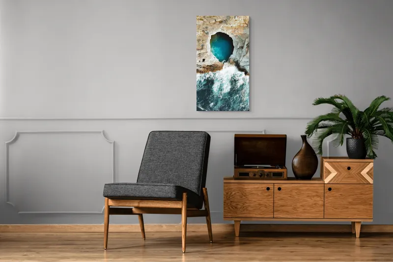 Tablou Canvas, "Tunelul albastru al mării agitate", Stâncă, Grota, Ocean, Valuri, Spumă, Turcoaz, Natură, Dramatic, Pitoresc, Contrast., 50 x 90 cm – poza 8