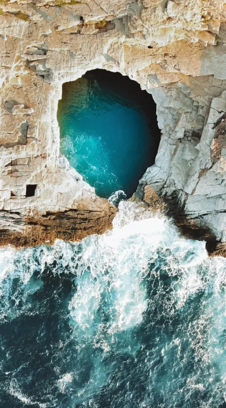 Tablou Canvas, "Tunelul albastru al mării agitate", Stâncă, Grota, Ocean, Valuri, Spumă, Turcoaz, Natură, Dramatic, Pitoresc, Contrast., 50 x 90 cm – poza 2