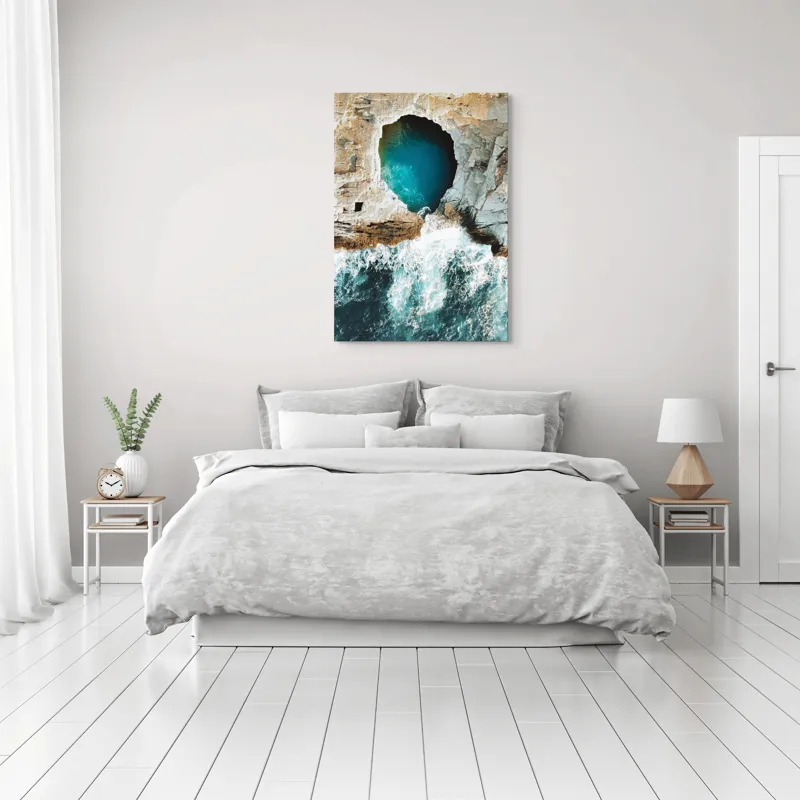 Tablou Canvas, "Tunelul albastru al mării agitate", Stâncă, Grota, Ocean, Valuri, Spumă, Turcoaz, Natură, Dramatic, Pitoresc, Contrast., 70 x 100 cm – poza 3