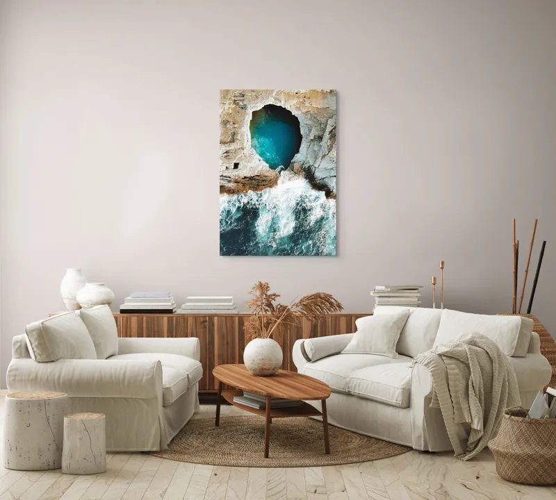 Tablou Canvas, "Tunelul albastru al mării agitate", Stâncă, Grota, Ocean, Valuri, Spumă, Turcoaz, Natură, Dramatic, Pitoresc, Contrast., 70 x 100 cm – poza 4