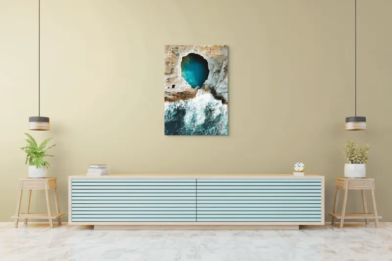 Tablou Canvas, "Tunelul albastru al mării agitate", Stâncă, Grota, Ocean, Valuri, Spumă, Turcoaz, Natură, Dramatic, Pitoresc, Contrast., 70 x 100 cm – poza 5