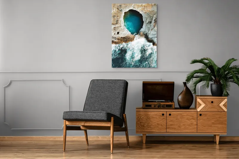 Tablou Canvas, "Tunelul albastru al mării agitate", Stâncă, Grota, Ocean, Valuri, Spumă, Turcoaz, Natură, Dramatic, Pitoresc, Contrast., 70 x 100 cm – poza 6