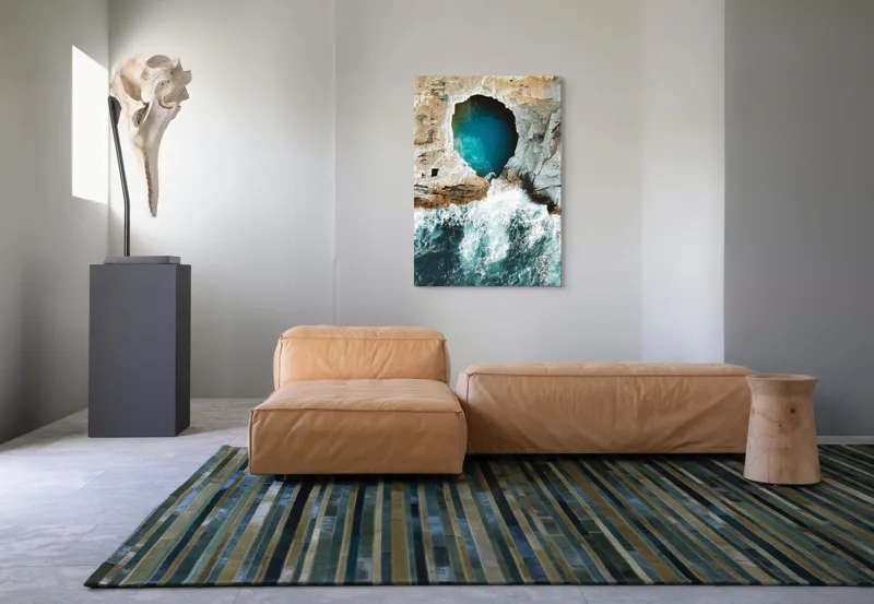 Tablou Canvas, "Tunelul albastru al mării agitate", Stâncă, Grota, Ocean, Valuri, Spumă, Turcoaz, Natură, Dramatic, Pitoresc, Contrast., 70 x 100 cm – poza 7