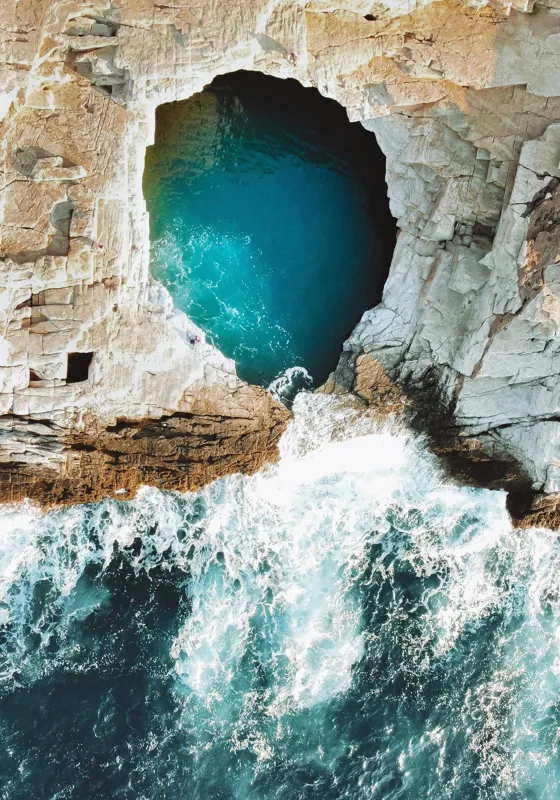 Tablou Canvas, "Tunelul albastru al mării agitate", Stâncă, Grota, Ocean, Valuri, Spumă, Turcoaz, Natură, Dramatic, Pitoresc, Contrast., 70 x 100 cm – poza 2