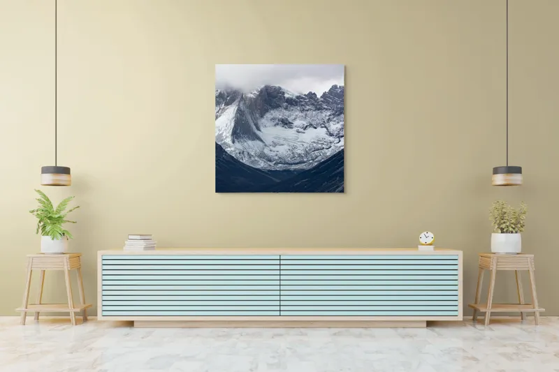 Tablou Canvas, "Zăpezi veșnice pe vârfuri stâncoase", Nor, Vârf, Zăpadă, Piscuri, Rocă, Pădure, Umbre, Răceală, 100 x 100 cm – poza 5