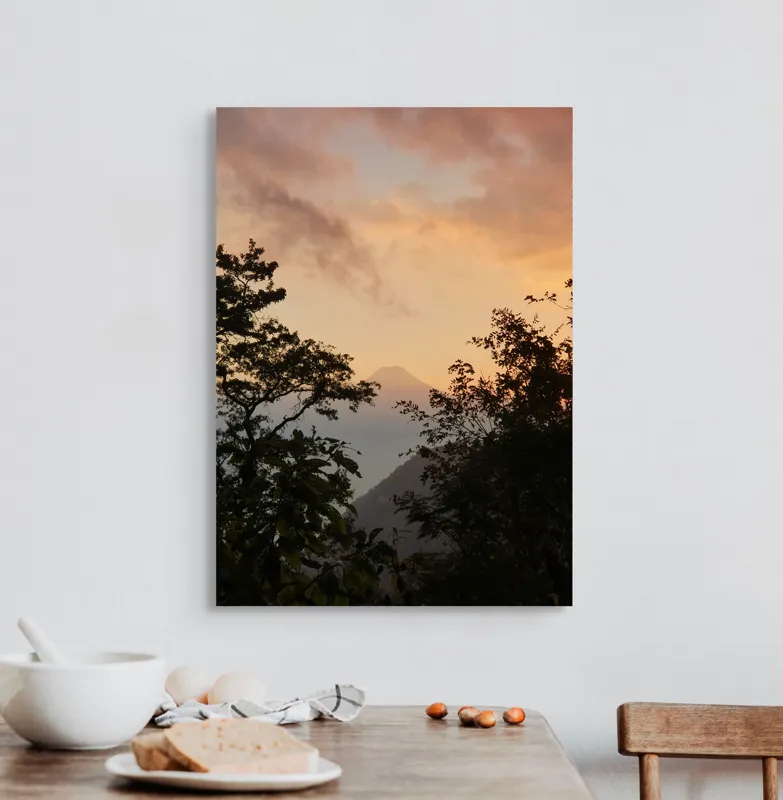 Tablou Canvas, "Muntele magic la asfințit vechi.", Munte, Apus, Siluete, Copaci, Cer, Norii, Peisaj, Lumină, Natură, Liniște, 50 x 70 cm – poza 3