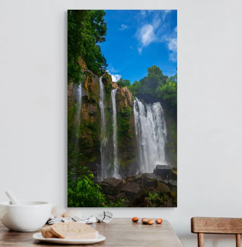 Tablou Canvas, "Cascada și cerul senin de vară", Cascadă, Vegetație, Cer, Stânci, Apă, Natură, Lumină, Aer Curat, Verdeață, Pădure., 50 x 90 cm – poza 3