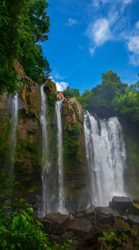 Tablou Canvas, "Cascada și cerul senin de vară", Cascadă, Vegetație, Cer, Stânci, Apă, Natură, Lumină, Aer Curat, Verdeață, Pădure., 50 x 90 cm – poza 2