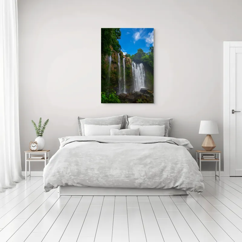 Tablou Canvas, "Cascada și cerul senin de vară", Cascadă, Vegetație, Cer, Stânci, Apă, Natură, Lumină, Aer Curat, Verdeață, Pădure., 70 x 100 cm – poza 3