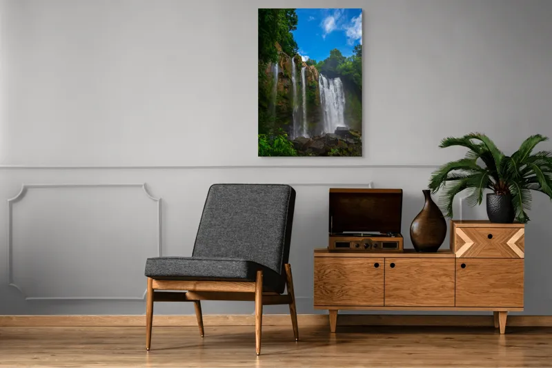 Tablou Canvas, "Cascada și cerul senin de vară", Cascadă, Vegetație, Cer, Stânci, Apă, Natură, Lumină, Aer Curat, Verdeață, Pădure., 70 x 100 cm – poza 6