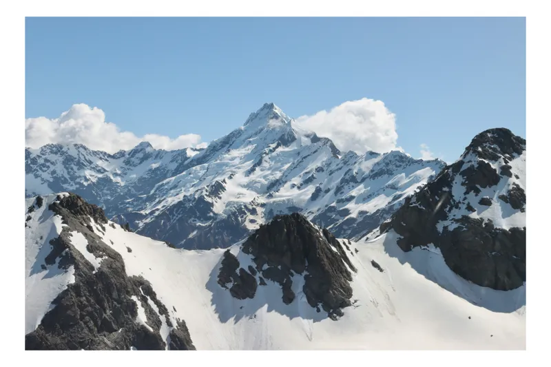Tablou Canvas, "Măreția alpină a vârfurilor înzăpezite", Munte, Zăpadă, Albastru, Vârf, Cer, Nor, Piatra, 100 x 100 cm