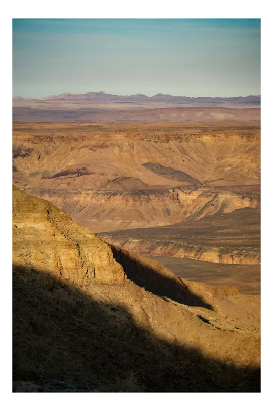 Tablou Canvas, "Umbre și lumină în deșertul arid", Peisaj, Deșert, Munți, Uscat, Stâncos, Nisip, Relieful, Arid, Vedere, Mozaic, Natură, 100 x 150 cm