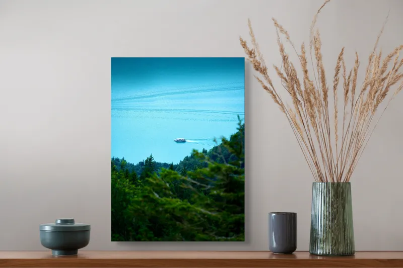 Tablou Canvas, "Vaporul alunecând pe lac turcoaz", Pădure, Lac, Barcă, Albastru, Verde, Natură, Liniște, Peisaj, Călătorie, Tranquilitate, 39 x 54 cm – poza 3