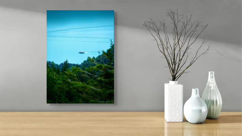 Tablou Canvas, "Vaporul alunecând pe lac turcoaz", Pădure, Lac, Barcă, Albastru, Verde, Natură, Liniște, Peisaj, Călătorie, Tranquilitate, 39 x 54 cm – poza 4