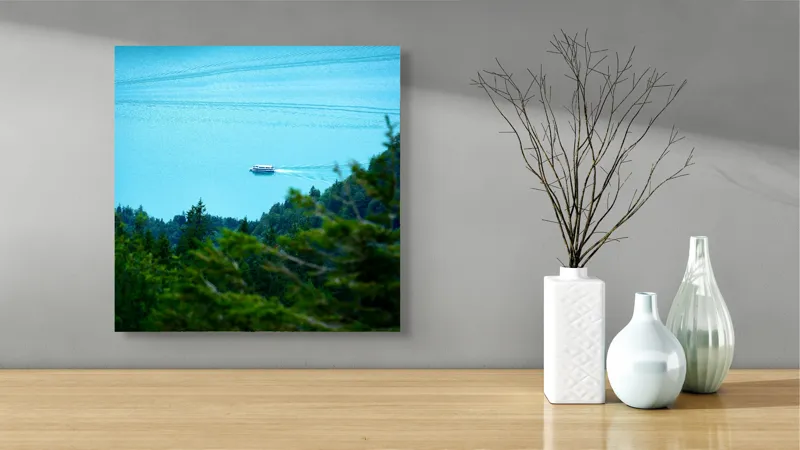 Tablou Canvas, "Vaporul alunecând pe lac turcoaz", Pădure, Lac, Barcă, Albastru, Verde, Natură, Liniște, Peisaj, Călătorie, Tranquilitate, 50 x 50 cm – poza 3