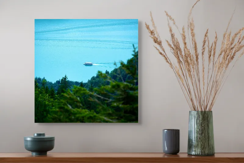 Tablou Canvas, "Vaporul alunecând pe lac turcoaz", Pădure, Lac, Barcă, Albastru, Verde, Natură, Liniște, Peisaj, Călătorie, Tranquilitate, 50 x 50 cm – poza 4