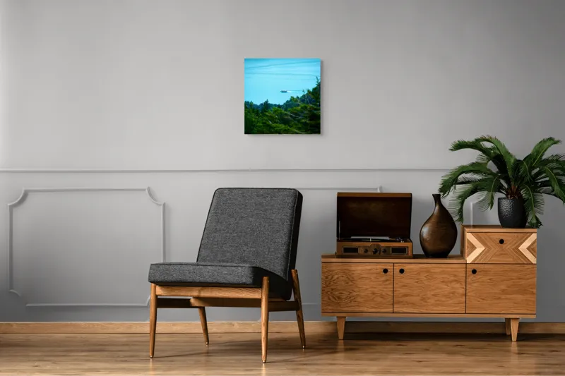 Tablou Canvas, "Vaporul alunecând pe lac turcoaz", Pădure, Lac, Barcă, Albastru, Verde, Natură, Liniște, Peisaj, Călătorie, Tranquilitate, 50 x 50 cm – poza 6