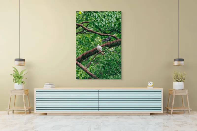 Tablou Canvas, "Porumbeii odihnindu-se pe crengi verzi", Porumbei, Ramuri, Frunze, Verdeață, Natură, Liniște, Armonie, Contemplare, 100 x 150 cm – poza 4