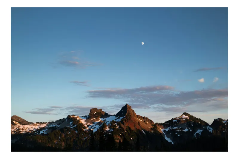 Tablou Canvas, "Luna strălucește peste munți înzăpeziți", Cer, Munți, Zăpadă, Nor, Lună, Amurg, Peisaj, Liniște., 39 x 26 cm