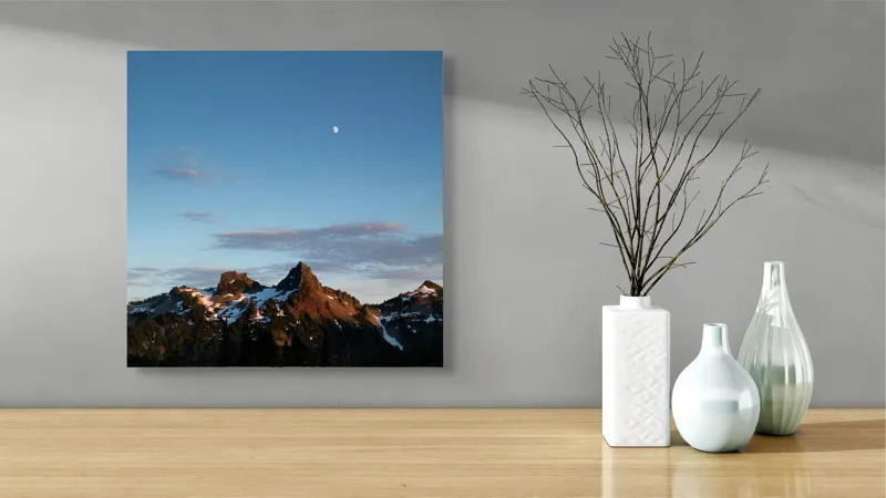 Tablou Canvas, "Luna strălucește peste munți înzăpeziți", Cer, Munți, Zăpadă, Nor, Lună, Amurg, Peisaj, Liniște., 50 x 50 cm – poza 3