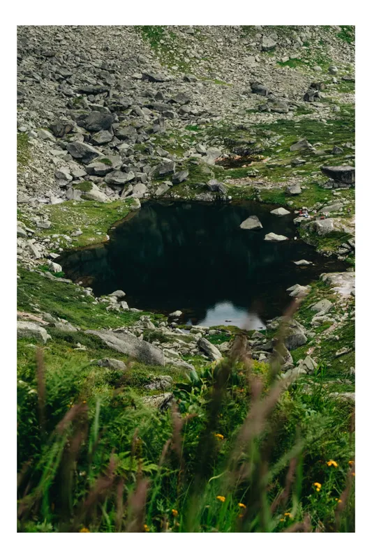 Tablou Canvas, "Ochiul fermecat al muntelui verde", Piatră, Lac, Iarbă, Reflecție, Cer, Natură, Vegetație, Tranquilitate, Munți, Culoare., 39 x 54 cm