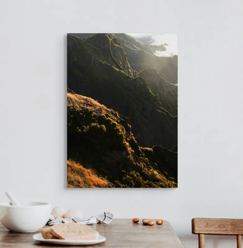 Tablou Canvas, "Razele soarelui peste crestele munților", Munte, Apus, Vegetație, Creste, Seninătate, Lumini, Umbre, Natură, Frumusețe, Serpentine, 50 x 70 cm – poza 3
