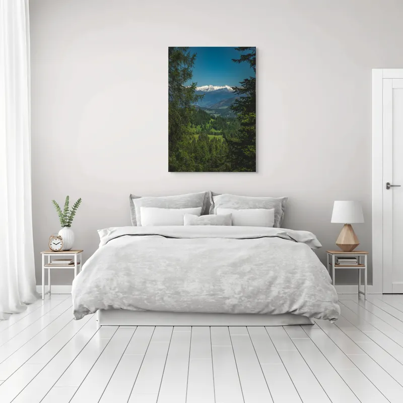 Tablou Canvas, "Priveliște montană prin pădurile verzi", Munte, Zăpadă, Brazi, Cer, Verdeață, Peisaj, Vârfuri, Pădure, Natură, Frumusețe, 70 x 100 cm – poza 3