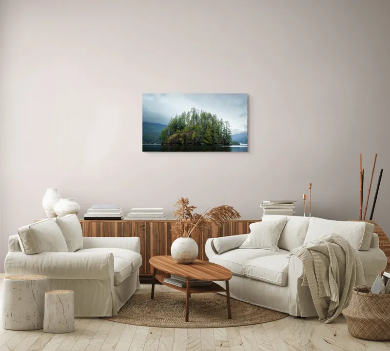 Tablou Canvas, "Insula singuratică sub cer înnorat", Insulă, Pini, Apă, Cer, Noros, Natură, Verdeață, Reflecție, 90 x 50 cm – poza 4