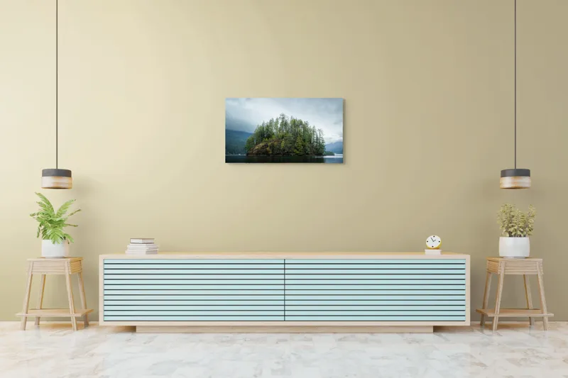 Tablou Canvas, "Insula singuratică sub cer înnorat", Insulă, Pini, Apă, Cer, Noros, Natură, Verdeață, Reflecție, 90 x 50 cm – poza 5