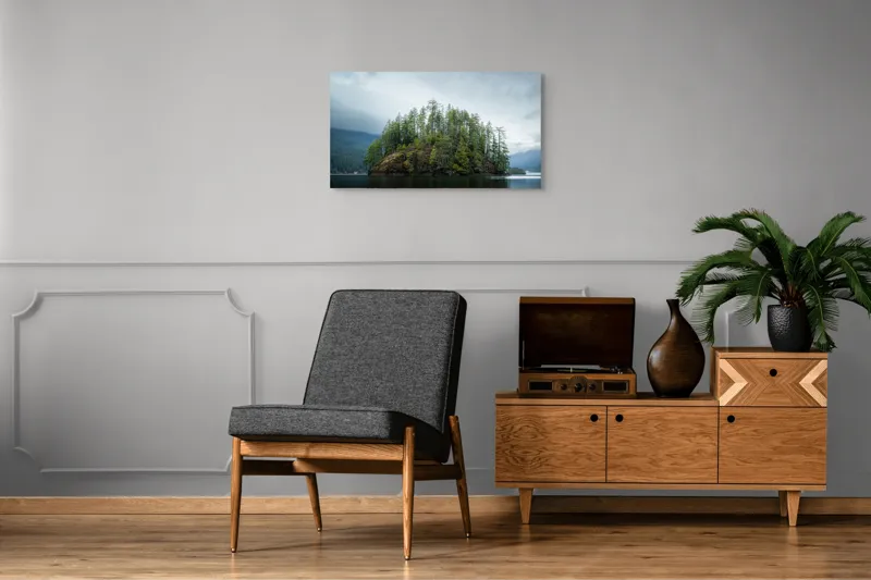 Tablou Canvas, "Insula singuratică sub cer înnorat", Insulă, Pini, Apă, Cer, Noros, Natură, Verdeață, Reflecție, 90 x 50 cm – poza 6