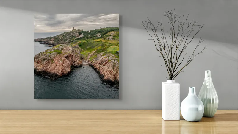 Tablou Canvas, "Farul și stâncile singuratice ale coastei", Cer, Norii, Stânci, Apă, Verdeață, Deal, Lumină, Natură, Peisaj, Liniște., 50 x 50 cm – poza 3