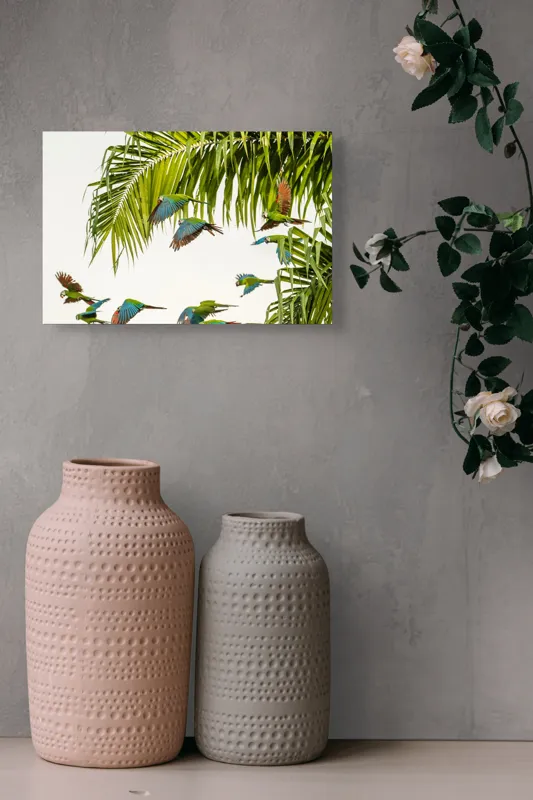 Tablou Canvas, "Paradis tropical cu papagali în zbor", Papagali, Tropic, Frunze, Zbor, Culoare, Libertate, Cer, Natură, Exotic, Vibrant, 39 x 26 cm – poza 4