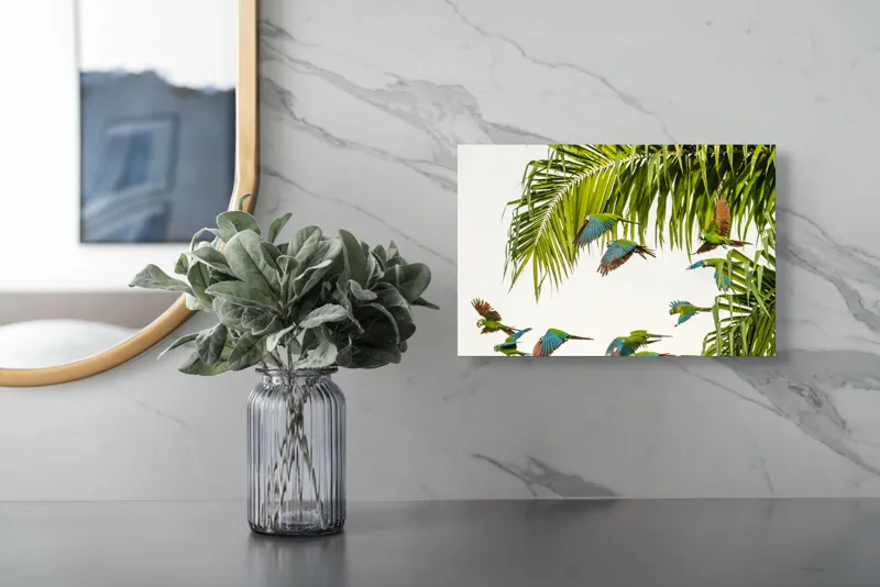 Tablou Canvas, "Paradis tropical cu papagali în zbor", Papagali, Tropic, Frunze, Zbor, Culoare, Libertate, Cer, Natură, Exotic, Vibrant, 39 x 26 cm – poza 5
