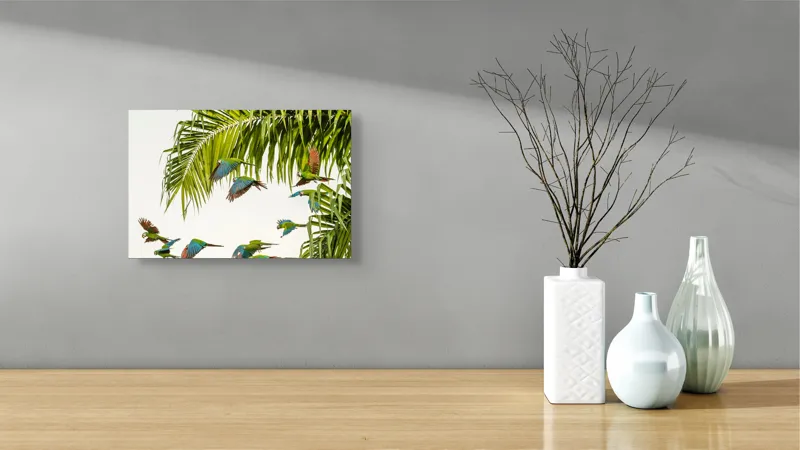 Tablou Canvas, "Paradis tropical cu papagali în zbor", Papagali, Tropic, Frunze, Zbor, Culoare, Libertate, Cer, Natură, Exotic, Vibrant, 39 x 26 cm – poza 8