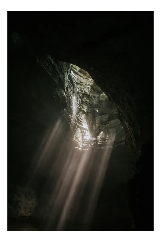 Tablou Canvas, "Raze de lumină în peșteră întunecată", Lumină, Stânci, Mister, Umbre, Natură, Adâncime, Rugozitate, Fascinație, 100 x 150 cm