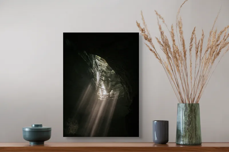 Tablou Canvas, "Raze de lumină în peșteră întunecată", Lumină, Stânci, Mister, Umbre, Natură, Adâncime, Rugozitate, Fascinație, 39 x 54 cm – poza 3
