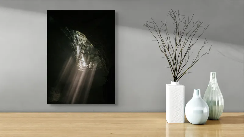 Tablou Canvas, "Raze de lumină în peșteră întunecată", Lumină, Stânci, Mister, Umbre, Natură, Adâncime, Rugozitate, Fascinație, 39 x 54 cm – poza 4
