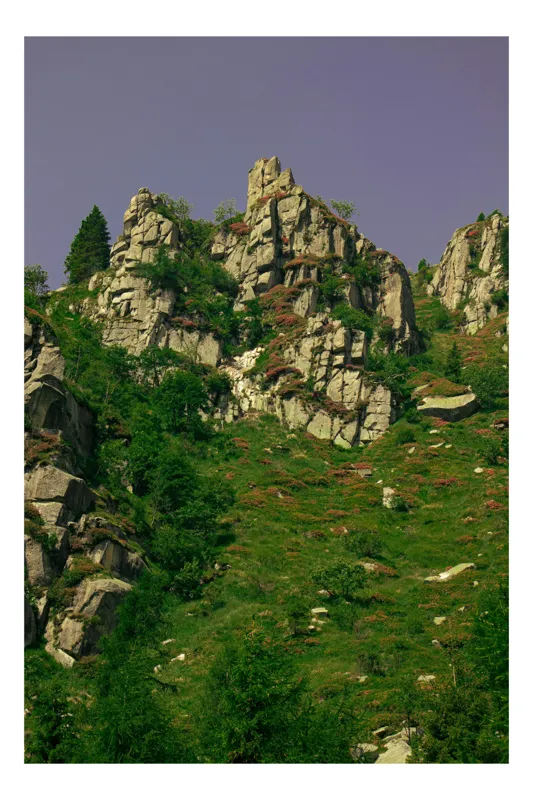 Tablou Canvas, "Peisaj montan sub cer senin", Stânci, Iarbă, Verdeață, Cer, Piatră, Vegetație, Natură, Roci, Peisaj, Alpin, 70 x 100 cm