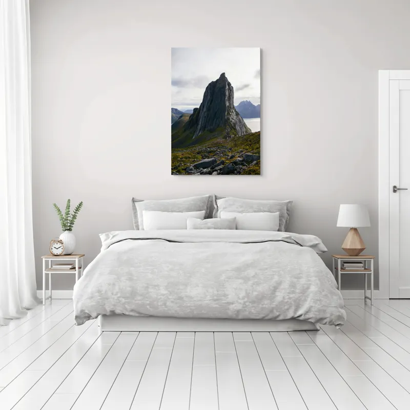 Tablou Canvas, "Vârful solitar din munții nordici", Stâncă, Impunătoare, Natură, Munți, Cer, Nori, Stâncos, Vegetație, Priveliște., 70 x 100 cm – poza 3