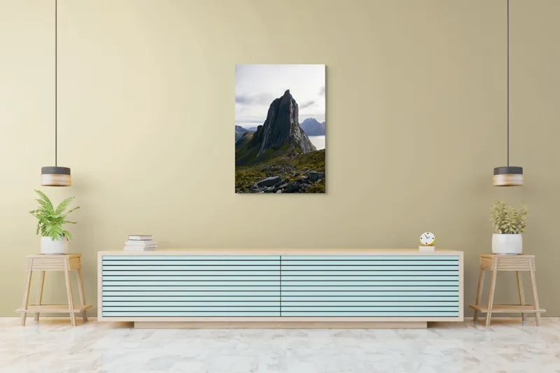 Tablou Canvas, "Vârful solitar din munții nordici", Stâncă, Impunătoare, Natură, Munți, Cer, Nori, Stâncos, Vegetație, Priveliște., 70 x 100 cm – poza 5