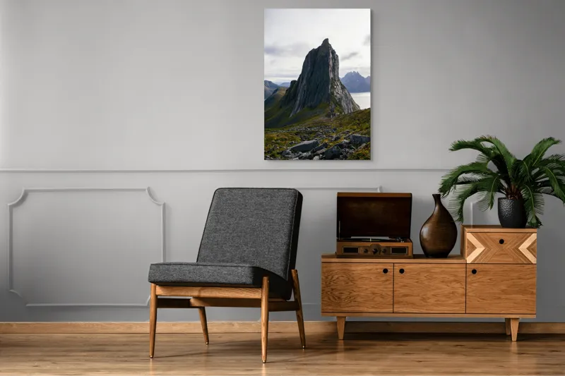 Tablou Canvas, "Vârful solitar din munții nordici", Stâncă, Impunătoare, Natură, Munți, Cer, Nori, Stâncos, Vegetație, Priveliște., 70 x 100 cm – poza 6